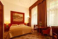 21. Golden_Lamb_Pokoj_Yard_35